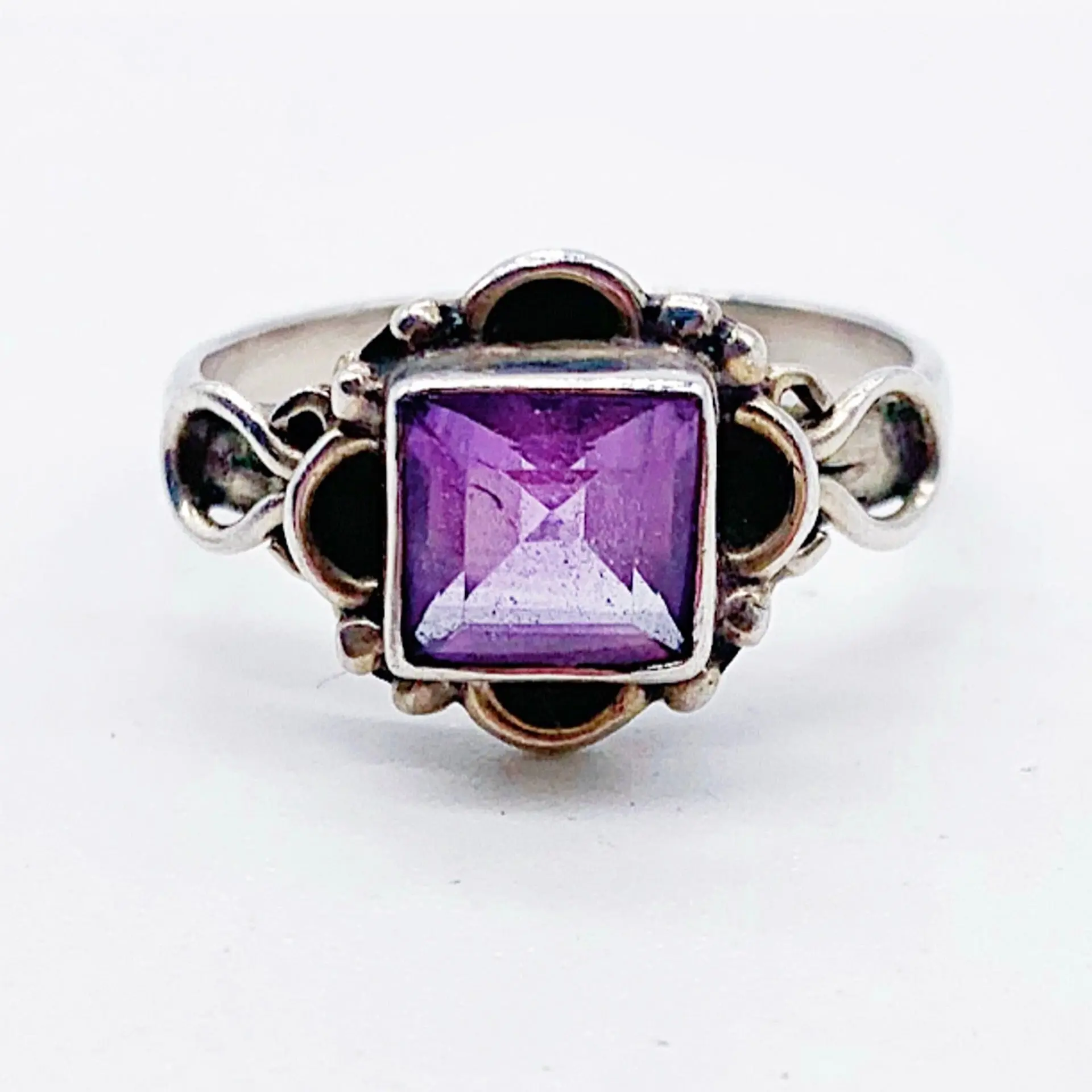SQUARE AMETHYST LOOP RING ⋄ Size 8.75