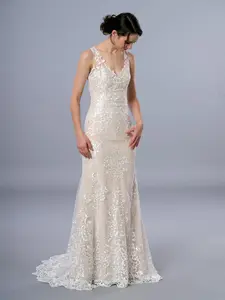 Sleeveless lace wedding dress