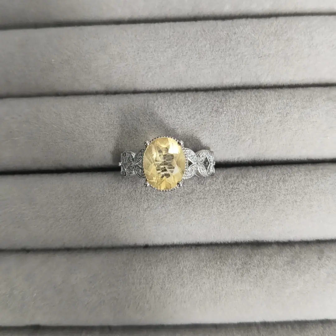 Mira(12244)gc.This ring is set with a faceted natural yellow crystal