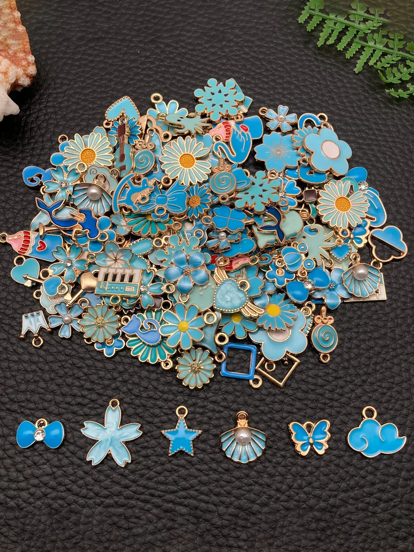 20/50/100 pcs Fashion Enameled Blue Assorted Flower Heart Shell Charms Gold-Plated Cute Pendants for DIY Bracelet, Necklace, Earrings, and Crafts Accessories, Diy Jewelry Making, Diy Jewelry Accessories, Fashionable Charms, Diy Jewelry Decoration