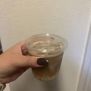 50 Pack 12oz（354.84ML)/16oz(473.12ML) 2sizes Disposable Iced Coffee Cups with Strawless Lids Clear Plastic Cups with Sip Lids for Party Wedding Catering Events, To Go Cups for Cold Drinks Smoothie Milkshake Lemonade Bubble