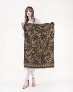 Paisley Tapestry Scarf with Intricate Floral Pattern, Border Detailing, and Fringe Finish