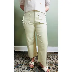 Scallop Pocket Capri Pants