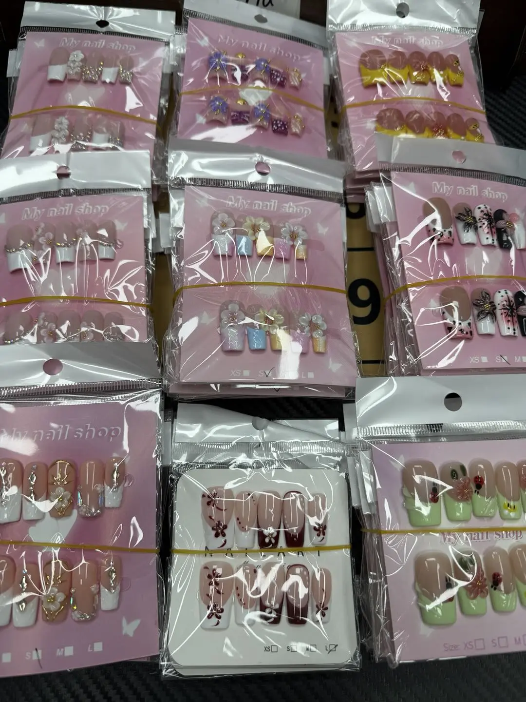 Una(13053)gc.40$ get 20 pairs of random coffin or square shape nails. We have different styles.