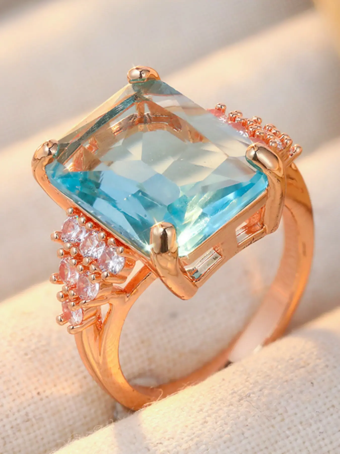 A Square Engagement Ring with A Sense of Ceremony, Fully Set with Synthetic Zircon, Featuring A Light Luxury and Grand Style. It Is A Commemorative Jewelry Gift for My Girlfriend