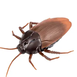 Simulated Remote Control Cockroach (1 Set), Novel and Scary Artificial Animal Toy Model, Simulated Sensing Cockroach, Creative Halloween April Fool's Day Mock Gift (Comes with 6 1,5V Button Batteries)