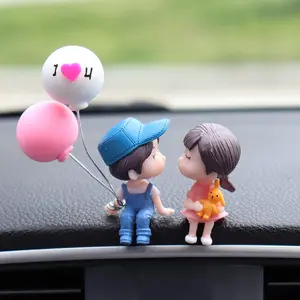 Cute Couple Car Dashboard Decorations, Lovely Couple Kiss Cartoon Figurines Car Ornament, Resin Material Boy Girl Car Interior Decoration with Balloon for Car Dashboard Gifts