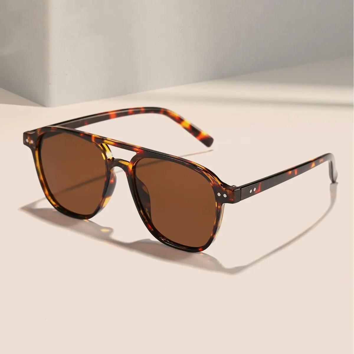 Retro Square Aviator Sunglasses Women Men 70s Trendy Plastic  display picture 1