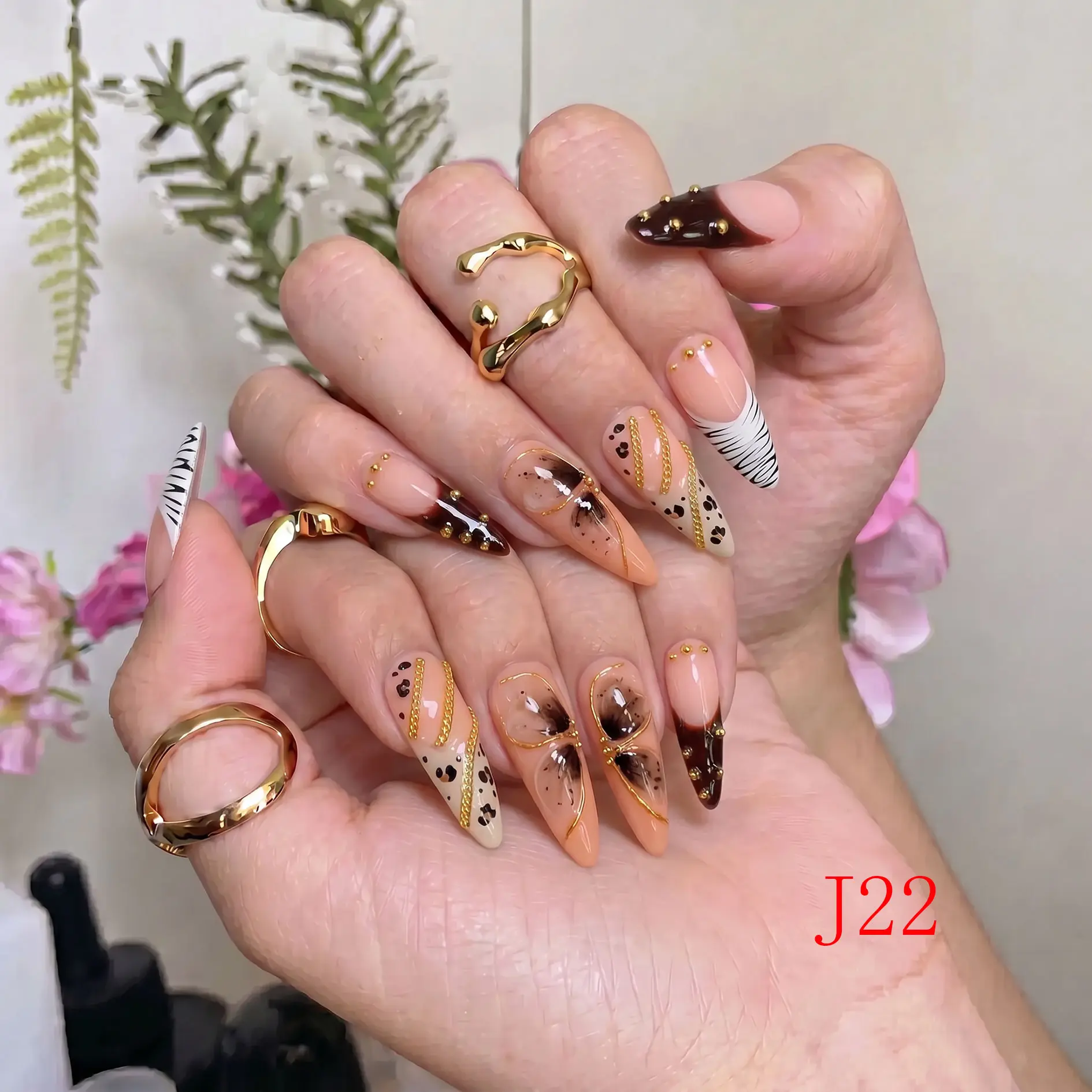 NailBeeBee J22 Reusable Press on Nails Kit, 10 Pcs Medium Stiletto Acrylic Nails with Brown Animal Print & Gold Chain for DIY Manicure at Home, M, Glamorous, Going Out