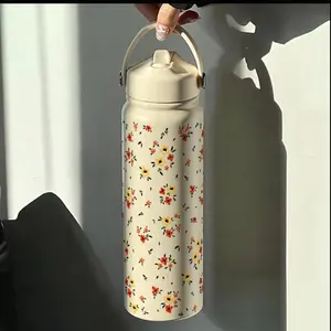 Water Bottle with Classic Daisy Flower Print