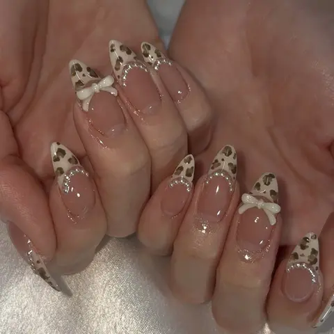24pcs Almond Shape Glossy Fake Nails, Acrylic Press On, French Leopard Print Pearl Bow Design, Medium Length Acrylic Nail Tips for Women, Stylish Acrylic Nails