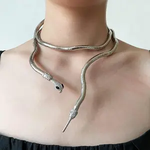 Ornament with a snake-like design, adjustable and freely shapeable necklace choker, women's headpiece with a high-end feel