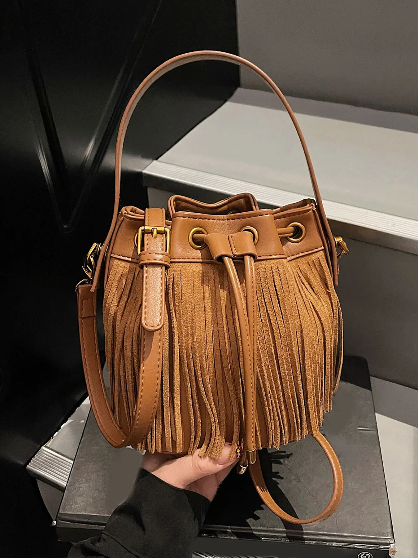 Solid color retro daily versatile handbag, fashionable and simple solid color drawstring bucket bag, niche design tassel casual crossbody bag, suitable for shopping, commuting, work, daily outings, and parties