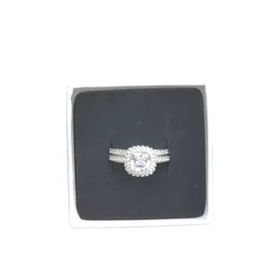 Anillos de compromiso en plata s925 con piedra cuadrada en el centro y diseño de zirconias pequeñas al rededor