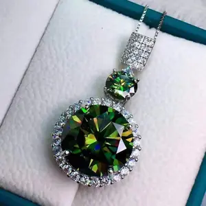 Stunning 6ct Emerald Green Synthetic Gemstone Pendant Necklace - VVS Clarity, Titanium Alloy, Fashion-Forward Men's Accessory