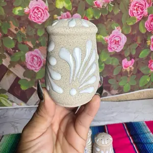 Salero Relieve Largo (Cielito Lindo) color blanco Kitchen Utensils