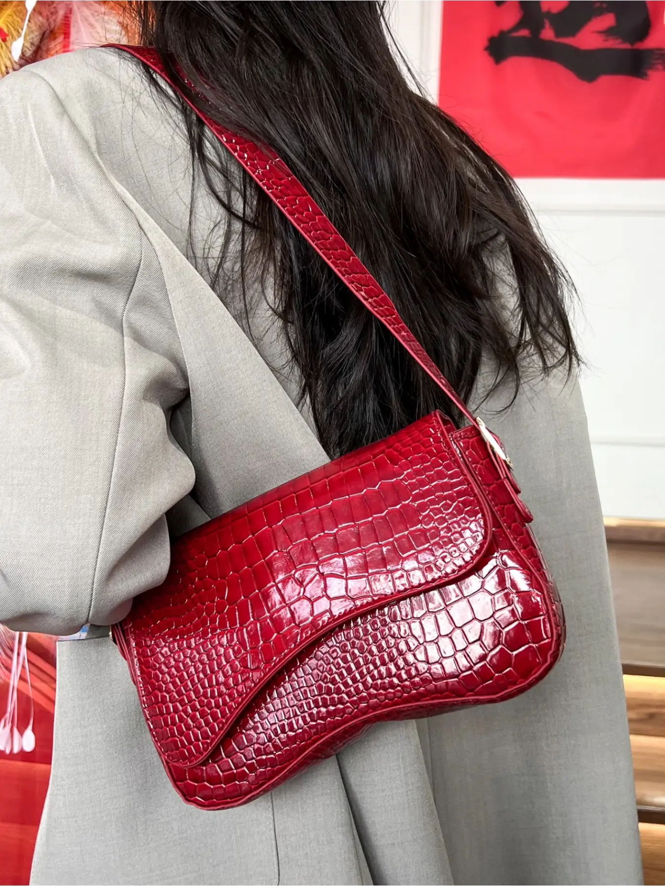 Niche Vintage Red Crocodile-Patterned Bag with Unique Design Multi-Compartment Large Capacity Underarm Bag Shoulder or Crossbody Wear Retro Chic Commuter Bag New Style