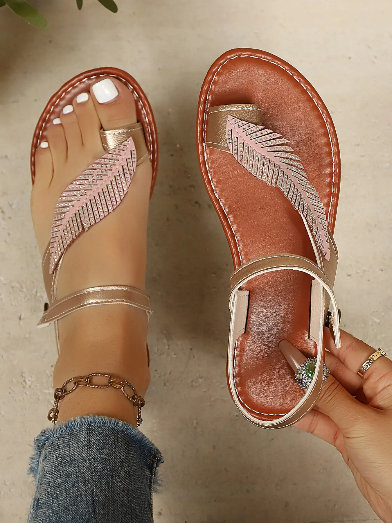 In the summer of 2026, the new rhinestone leaf element flat toe design buckle design ladies sandals champagne gold three-dimensional leaves inlaid with rhinestones are comfortable and stable, and the flat toe is suitable for holiday dating parties