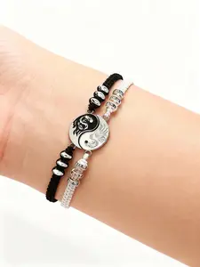 A pair of hand woven Oriental Tai Chi bracelets are suitable for daily couples to go out on the street. They can also be used as gifts for romantic festivals such as Qixi Festival and Memorial Day to convey classic and unique love.