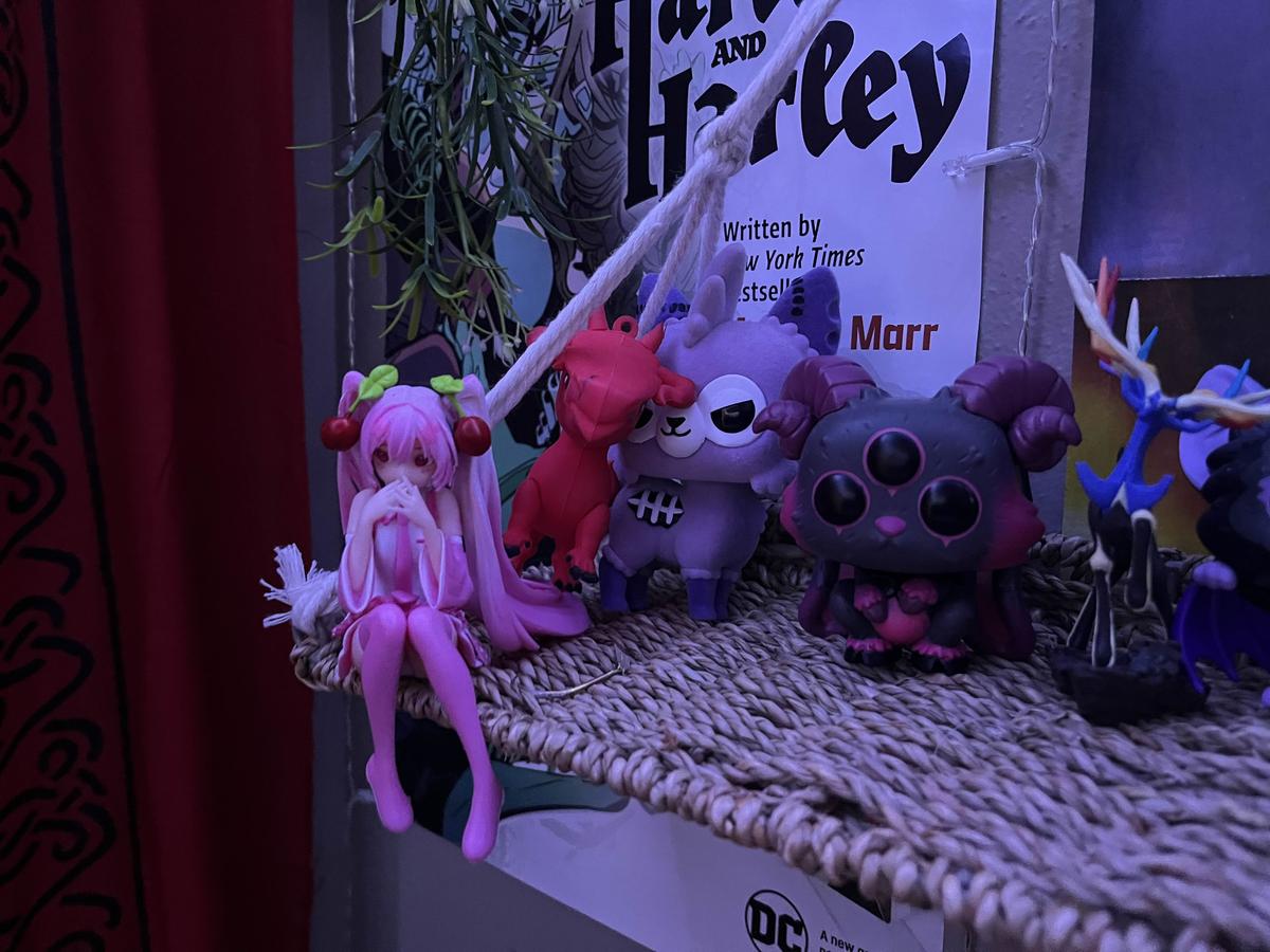 Item: 008 Kitchen Silver, Characters