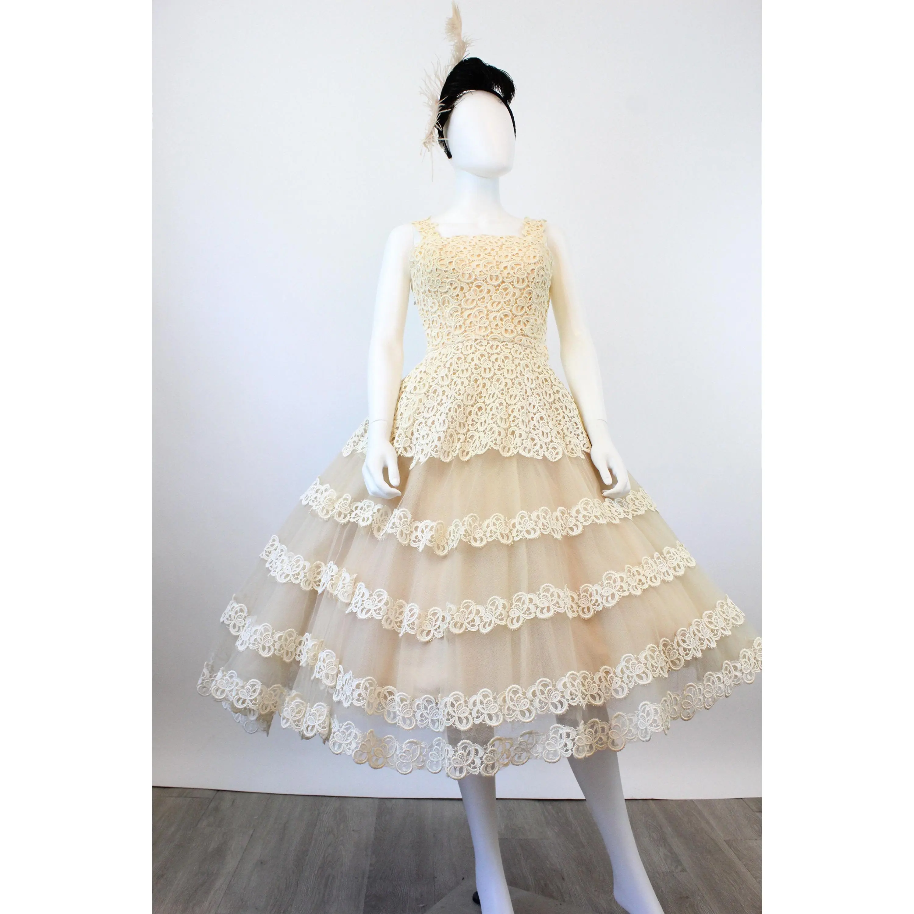 1950s BELGIAN LACE and tulle wedding dress xs | new spring