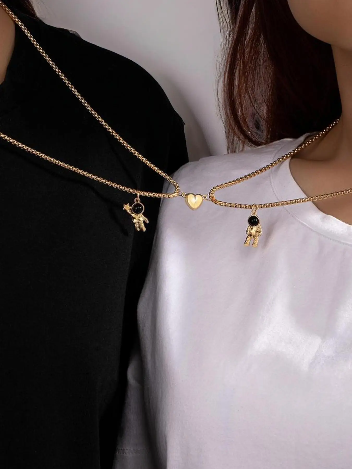 2pcs Creative 2023 New Magnetic Heart Necklace for Couple, Metal Couple Matching Necklace for Girlfriend, Fashion Y2k Accessories for Men & Women As V