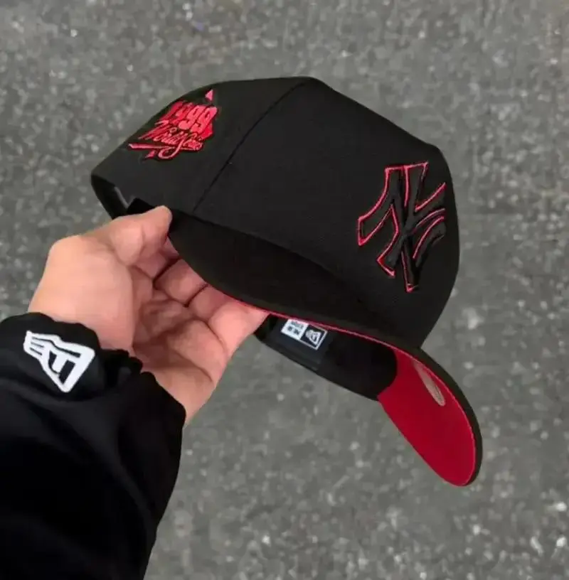 9FORTY New York Yankees 1999 World Series Side Patch Cap – Cream & Black Adjustable Hat with Red NY Logo