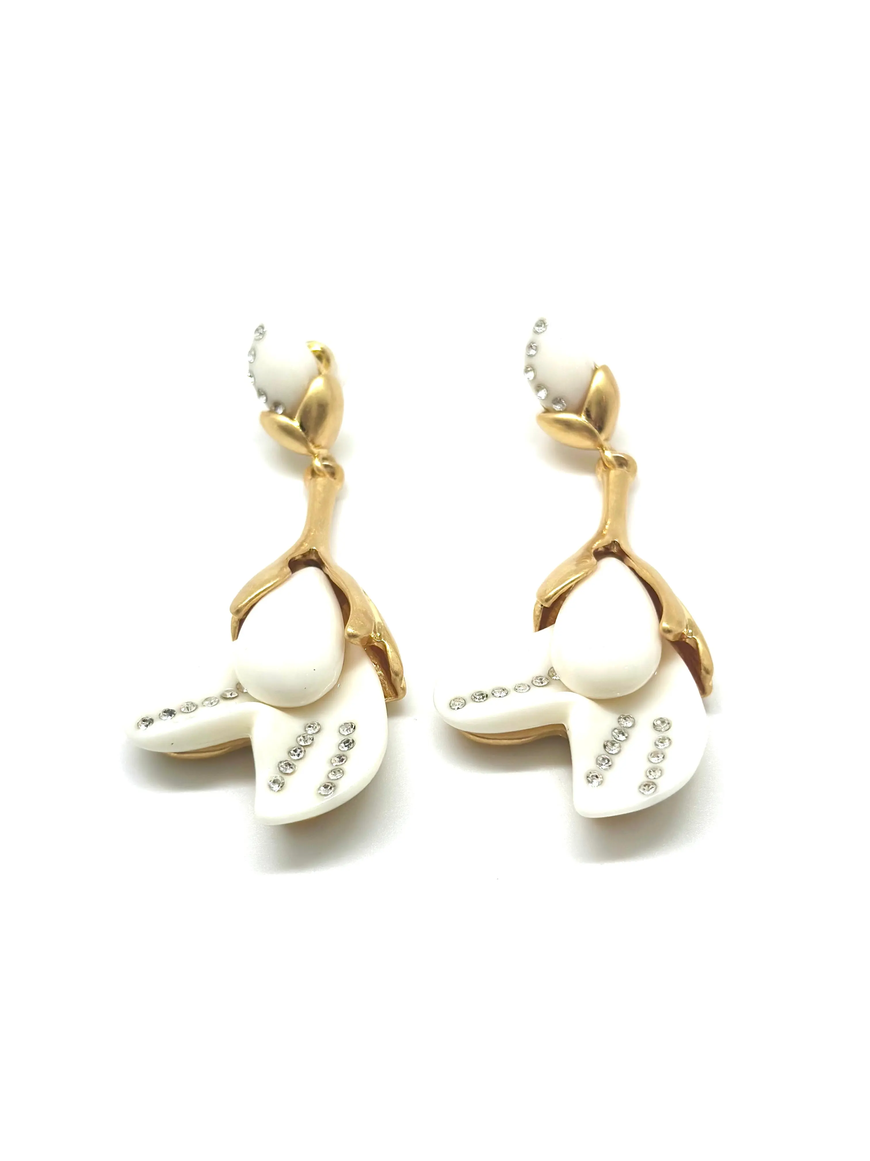 VINTAGE OSCAR DE LA RENTA WHITE FLOWER EARRINGS