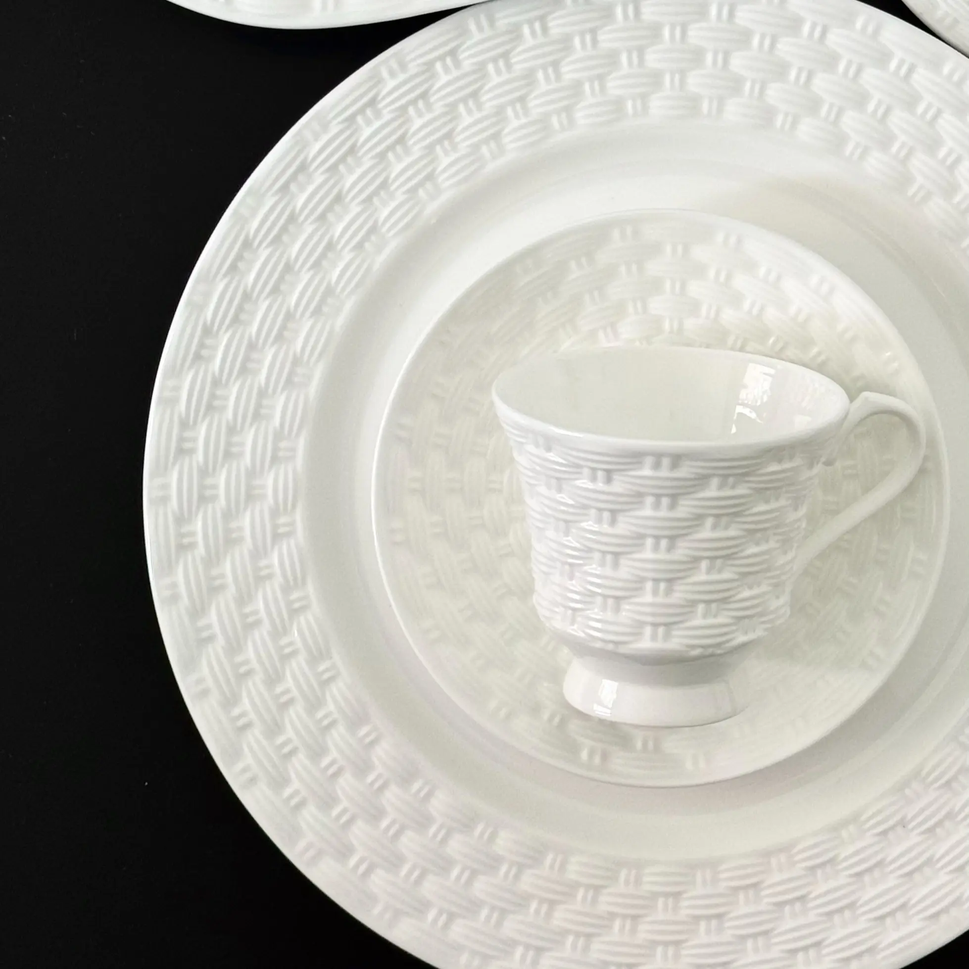 AYNSLEY Bone China Teacup & Round Saucer Set - Basketweave Interlocking Lines Embossed Weave Design, Cadmium-Free British Premium Kitchenware Drinkware, Drinkware Cups Collector's Item, Elegant Black Tea Gift Set