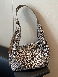 Niche  classic leopard design one-shoulder tote bag, personalized crescent-shaped relaxed retro shoulder bag, wide shoulder strap adjustable messenger bag, suitable for student party commuting, shopping and so on.