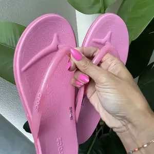 Crocs Women's Miami Round Toe Flip Flops, Summer Sandals