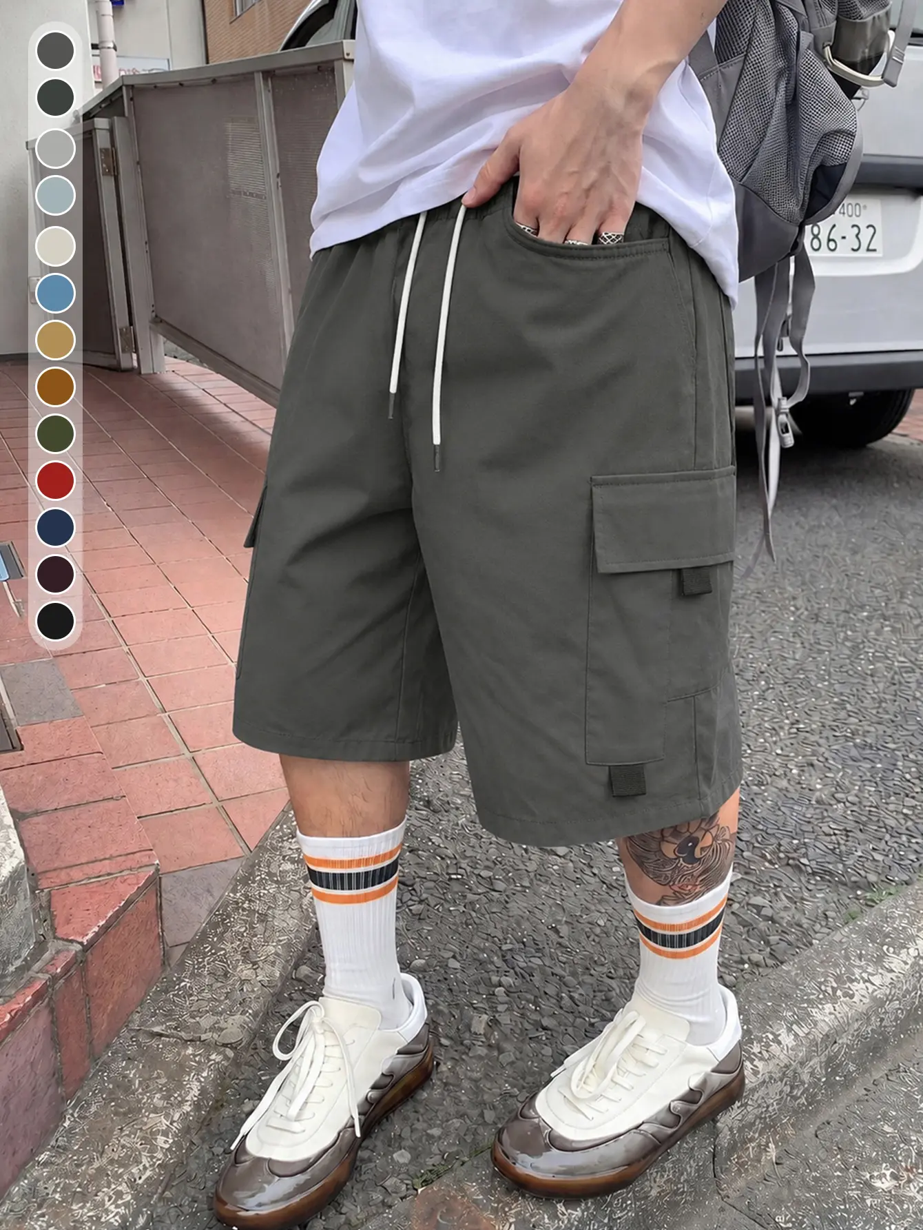 Men’s multi-pocket cargo shorts with elastic waistband and drawstring, loose straight-leg fit; trendy streetwear brand cargo shorts suitable for work, street activities, dates, afternoon tea, and outdoor sports.