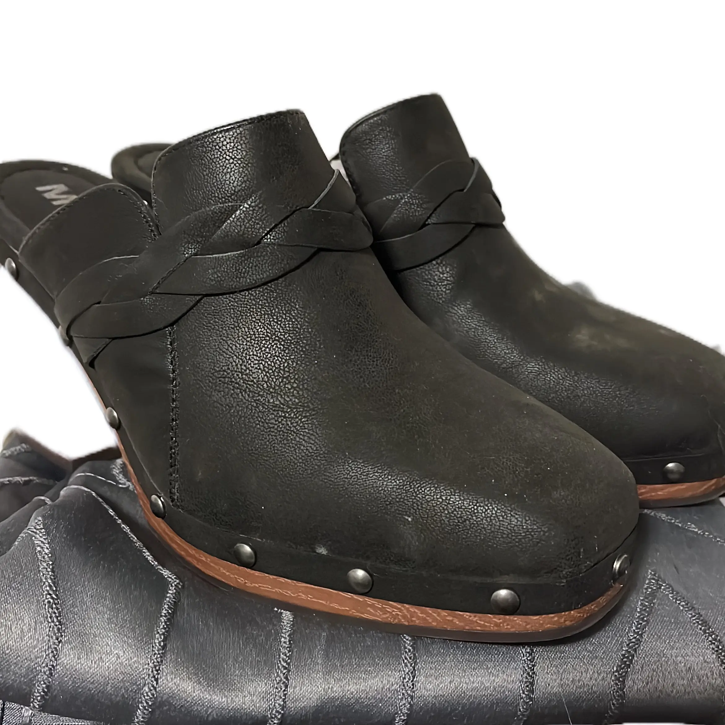 Great pair chunk heel clogs that are on sale Pointed Toe Round Toe Square Toe