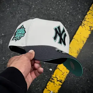 New Era New York Yankees 1999 Patch Cap Vintage Style, Cream Gray Colorway With Teal Detail, Adjustable Fit, Gorra Para Hombre