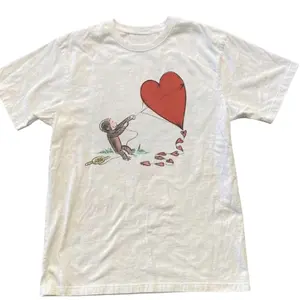Curious George Childhood Tee – Heart Kite Cartoon Shirt – Cute Nostalgic Y2K Aesthetic Top - Vintage Graphic Tee – Menswear & Womenswear – Streetwear Tops – Casual Cotton Crewneck Shortsleeve T-shirt