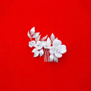 Flower Bride Hair Comb, White Flower Hair Accessory, Off White Resin Bridal Comb, Matte Silver Leaf Comb, Flower Wedding Comb, Hair Piece