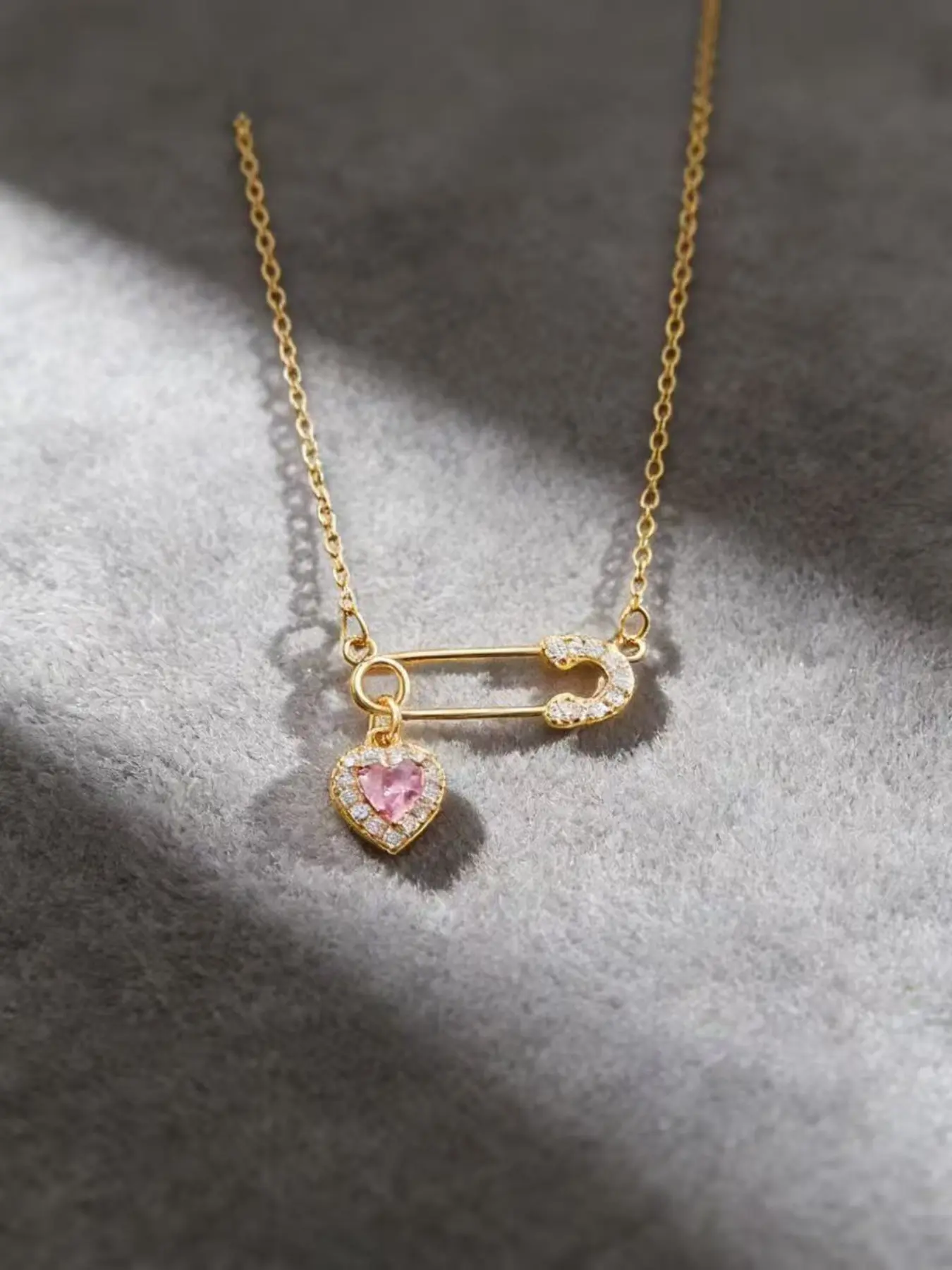 A Light Luxury & Niche-Designed Sweet Pink Heart Safety Pin Chain Necklace Choker – Perfect for Daily Commute, Girlfriends' Gatherings, and Gifting.