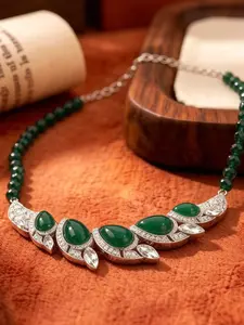 A vintage and elegant necklace set with emerald green, where the emerald main stone and broken diamonds complement each other, making it suitable for daily commuting, vacation and dating. It is also a surprising and exquisite small gift.