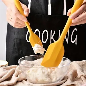 Lightweight and practical, making cake baking easier: 1 food-grade silicone cake scraper