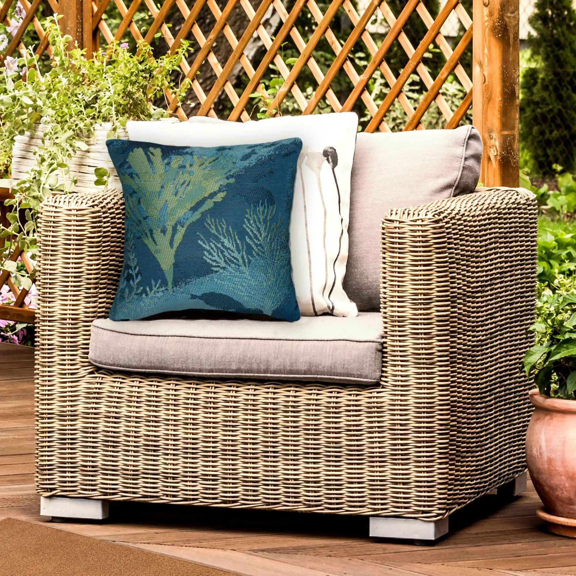 Lush Decor MARINA Indoor-Outdoor Power Loomed Easy Care Cushion - Transitional Graphic Botanical Beach, Cushions for Outdoor Furniture, Colorful Soft Design (Coral Garden), Colorful Soft Cushions