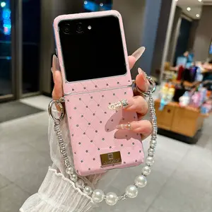 Side-clasp & diamond-pattern rhinestone phone case for Motorola Moto Razr 50/60/70/50U/60U/70Ultra/60Pro, featuring retro cute Vintage style, fashionable protective cover with unique design for daily use.