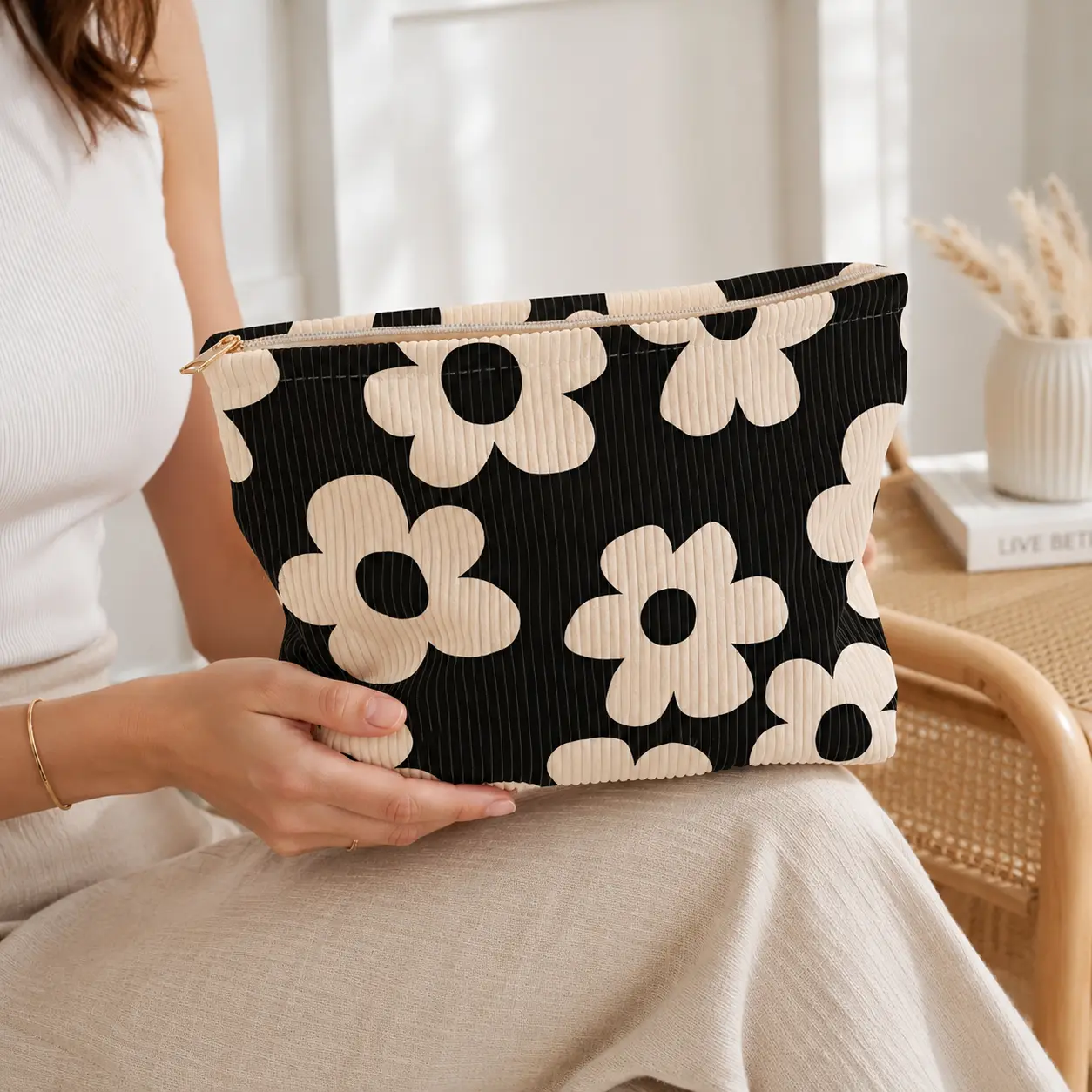 Chic & Lightweight Makeup Bag – Multiuse for Travel & Daily, Durable Zipper Design, Reusable Organizer