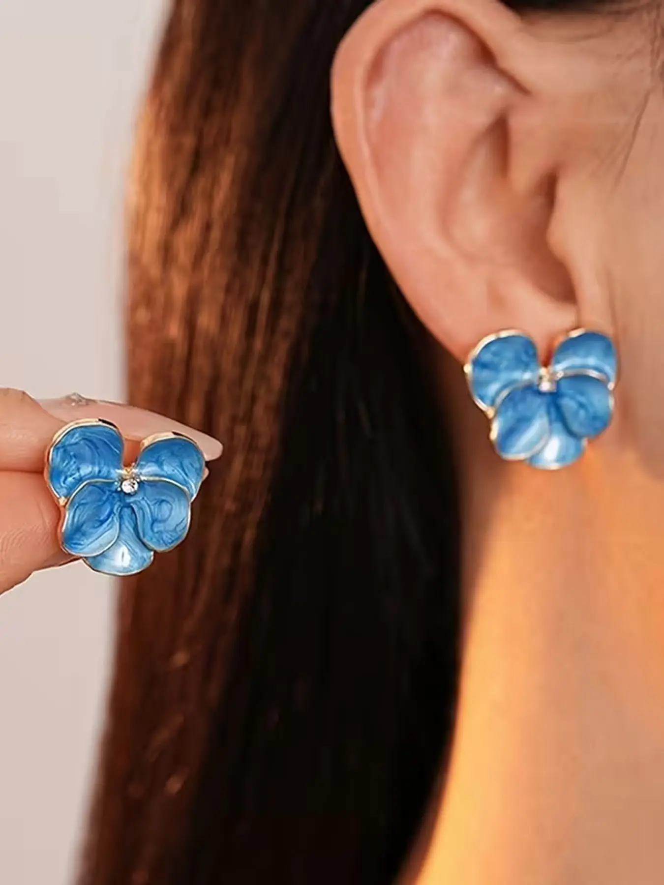 Butterfly Orchid Stud Earrings 1Pair Spring and Summer Flower Petal Earrings Boho Ultra-Chic 3D Flower Earrings with Vintage Blue Glaze Floral Studs Stud Earring Jewelry