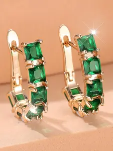 A pair of elegant, square-shaped emerald diamond C-shaped ear studs, a retro and grand fashion earpiece, suitable for everyday travel and as jewelry for women.