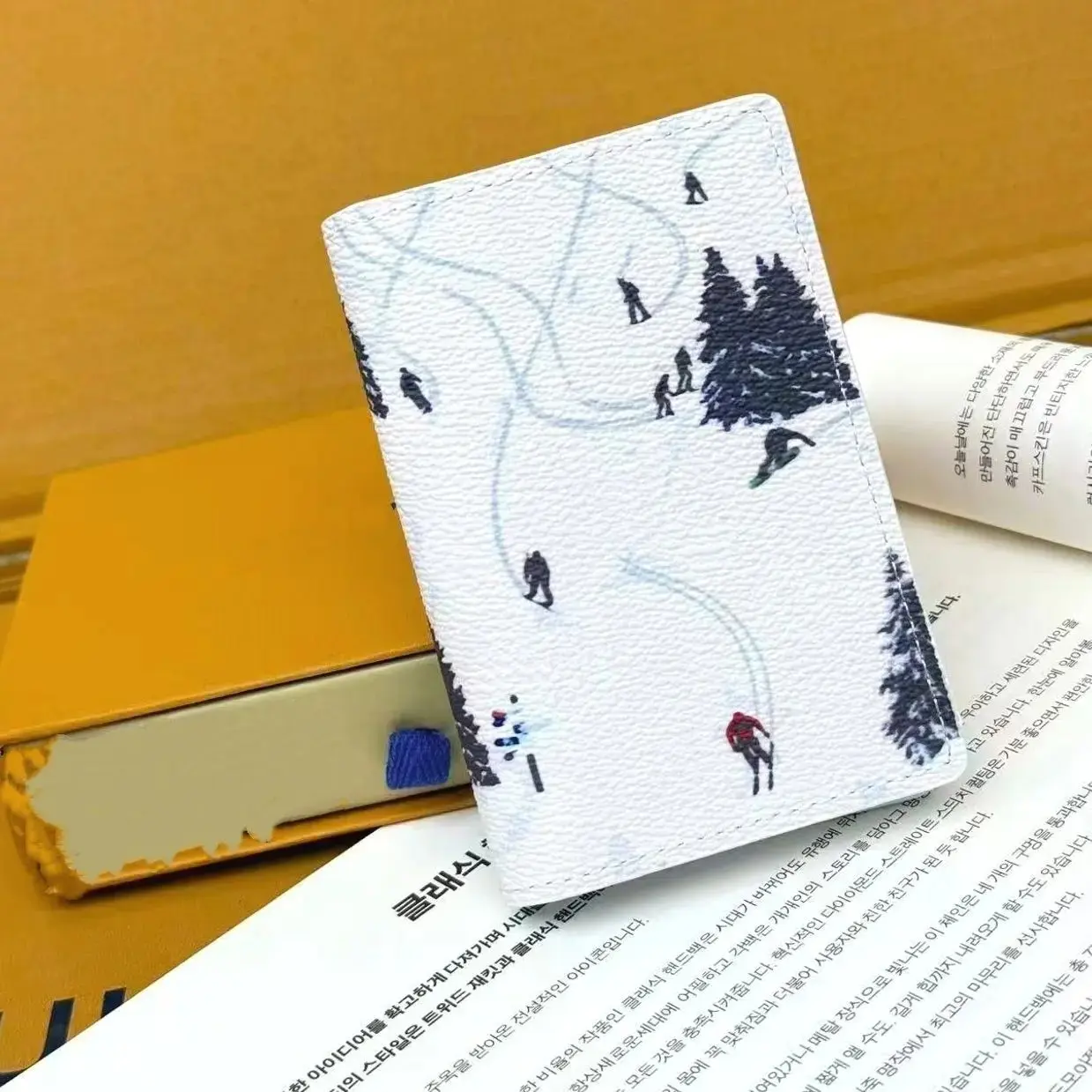 Unisex Fresh Graffiti Wallet - Slim Minimalist Urban Street Art Card Holder, Compact Credit Card Organizer, Trendy Pocket Gift for Luggage & Travel Use