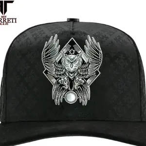 Ferreti Hats FT165, una pieza diseñada para capturar miradas y definir tu estilo. Esta edición especial "Diamantes Blue Wing" combina la elegancia del negro con el impacto visual de los detalles en azul eléctrico y cristales, perfecta para quienes buscan