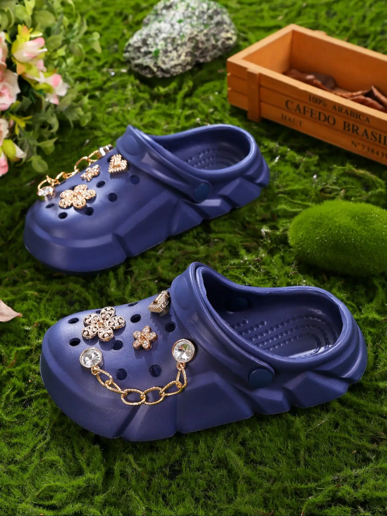 Girl's Fashionable Flower Decorated Clogs, Casual Breathable Waterproof EVA Garden Shoes for Beach, Comfortable Shoes for Daily Wear