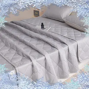 A cooling thin blanket with gray clover pattern, breathable and cool touch design, breathable and lightweight, breathable and cool for summer sleep, modern bedding, machine washable and easy to care for, suitable for single beds and double beds at home