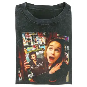 Game Of Thrones Emilia Clarke Graphic T-Shirt, Daenerys Reaction Holding Jon Snow Magazine Meme Scene, Unisex Streetwear Tee For GOT Fans, Retro Viral Outfit