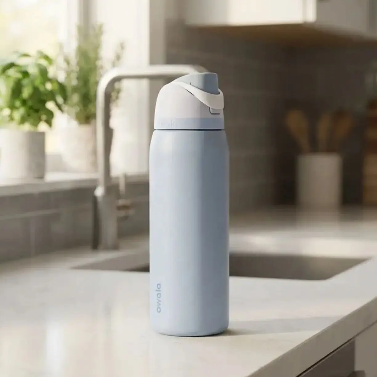 Owala 32oz Blue FreeSip Water Bottle, Insulated Stainless Steel Sports Bottle, Leakproof Reusable Travel Flask, Double Wall Vacuum Tumbler, Gym Hiking Hydration Bottle, Gift for Her